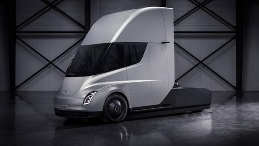 Anche il rivoluzionario Tesla Semi ha subìto numerosi ritardi, dovrebbe anch’esso arrivare nel 2023