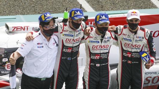 Nakajima insieme ad Akio Toyoda, Hartley e Buemi dopo la vittoria alla 24 Ore di Le Mans nel 2020