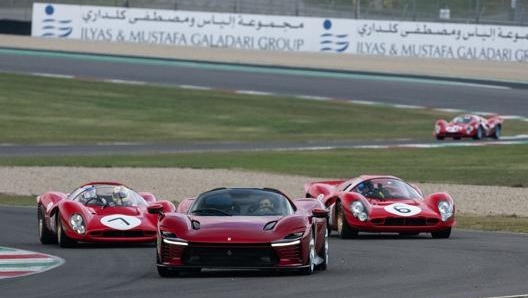 La Ferrari Daytona SP3 scortata dalle P3 e P4