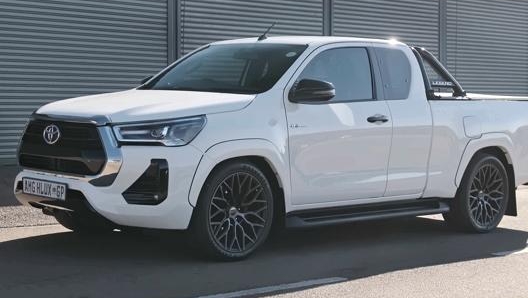 Il Toyota Hilux modificato con il motore V8 Amg