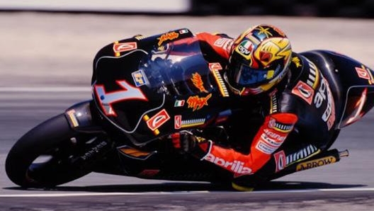 Pantere gialle su sfondo nero, con il gladio a spezzare le due katana: è il 1996, l’ultimo anno di Max con l’Aprilia 250