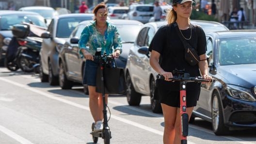 Il dubbio è innescato da un passaggio equivoco del Decreto che con un "ovvero" associa i monopattini alle bici