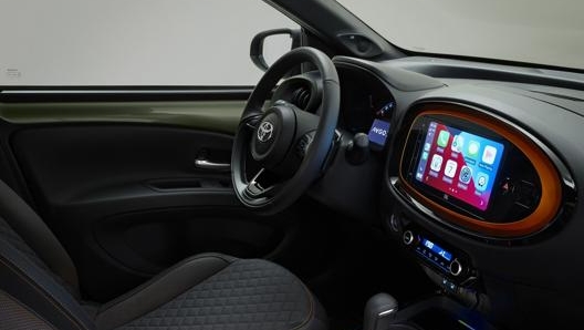 Gli interni della nuova Toyota Aygo X, con tanta tecnologia e display touch da 9"