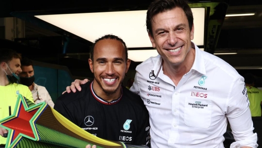 Da sinistra Lewis Hamilton e Toto Wolff felici dopo il trionfo in Brasile