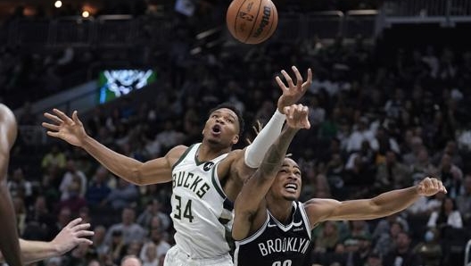 Giannis Antetokounmpo (34) e Nicolas Claxton (33) in campo. LaPresse