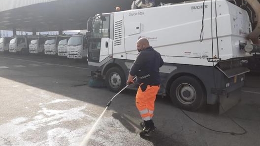 L’operazione di pulizia strade. FB: Comune di Monza