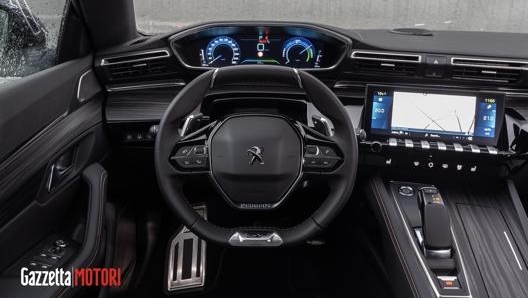 L’abitacolo di Peugeot 508 Hybrid con il cruscotto digitale in posizione rialzata