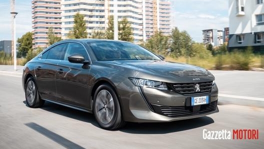 Peugeot 508 Hybrid ha un’autonomia in modalità elettrica fino a 54 km