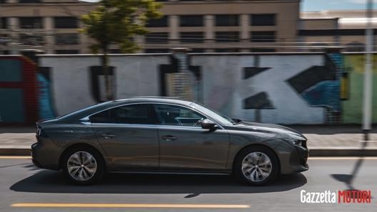 Peugeot 508 Hybrid ha un passo di ben 2,8 metri