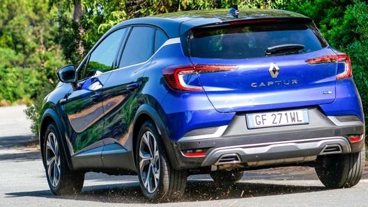 La Captur E-Tech vanta un raffinato sistema ibrido a benzina, sia in versione full che plug-in