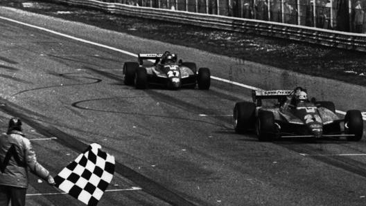 Pironi precede Villeneuve sul traguardo di Imola nel 1982. Ansa