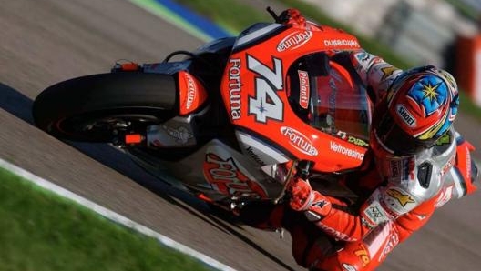 A metà stagione 2002 arriva la RC211V, nuova arma a cinque cilindri che Honda schiera nella neonata MotoGP