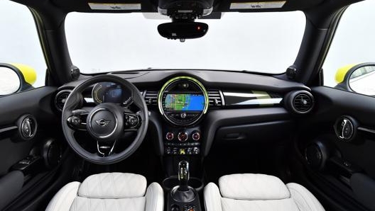 Gli interni della Mini Full Electric in promozione a novembre 2021