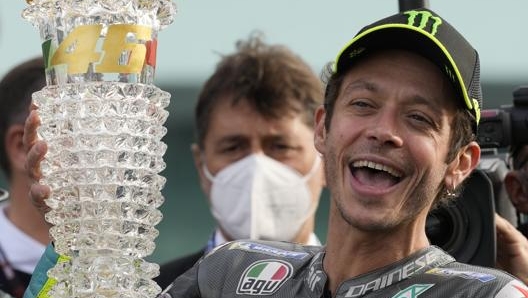 Valentino Rossi con il premio alla carriera ricevuto a Misano. Ap