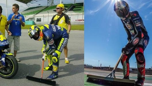 Valentino Rossi, a sinistra dopo la vittoria a Sepang nel 2004 e Toprak Razgatlioglu, a destra, che manda lo stesso messaggio dopo il trionfo in Gara1 a Portimao