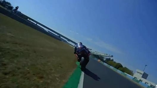 Il passaggio millimetrico sul verde di Razgatlioglu che gli è costato la vittoria nella Superpole Race a Magny-Cours