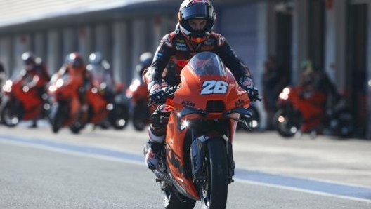 Dani pedrosa percorre la pitlane di Jerez in sella alla RC 8C