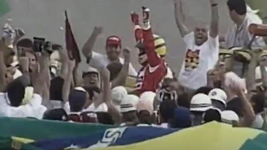 La festa di Senna con i propri tifosi dopo la memorabile vittoria di Interlagos nel 1993 (foto YouTube)