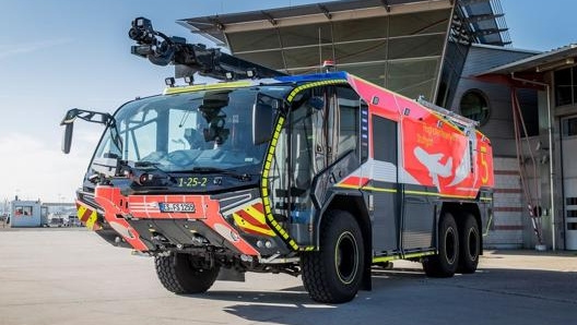 l fratello minore Dragon X6 all’aeroporto di Stoccarda. Si notino i tre assi, in luogo dei quattro che caratterizzano il Superdragon