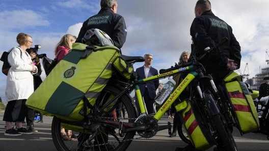 Il sindaco di Londra Sadiq Khan incontra utenti di veicoli elettrici e ciclisti. Ap