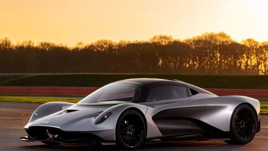 Nel cast c’è anche una Valhalla, hypercar ibrida del marchio di Gaydon