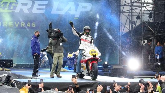 L'arrivo di Valentino Rossi all'evento "One More Lap" per i 60 anni di Yamaha