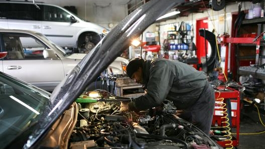 Aumenta il costo della revisione dei veicoli a due e a quattro ruote. Afp