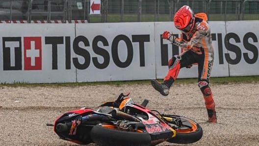 Marc Marquez  a terra dopo una scivolata nelle prove a Misano, GP che poi lo spagnolo ha vinto. Afp