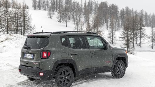 La Renegade attinge alla storia di Jeep, sia sul piano stilistico che nelle soluzioni che le garantiscono una elevata mobilità anche su fondi difficili