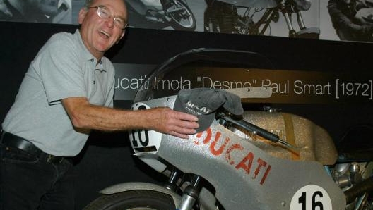 Paul Smart nel musero Ducati nel 2006 a fianco alla moto con cui vinse a Imola nel 1972 la 200 miglia