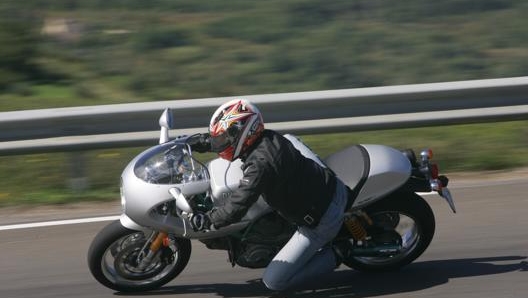 LA 1000 GT Paul Smart replica in piega su strada