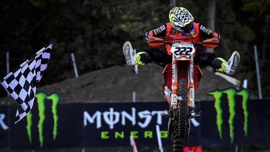 I festeggiamenti di Tony Cairoli (Ktm) subito dopo la bandiera a scacchi del GP di Pietramurata