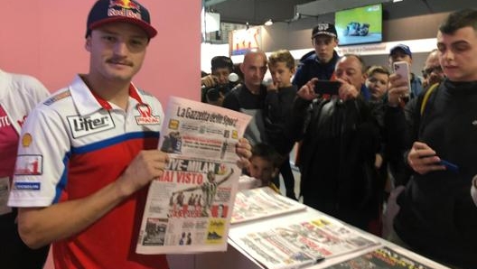 Jack Miller allo stand Gazzetta a Eicma 2019 dove ha firmato copie del quotidiano e incontrato i fan