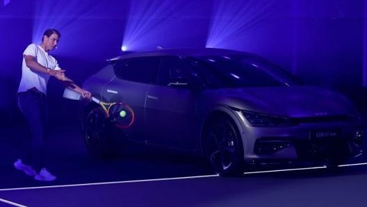 Nadal gioca a tennis su un campo illuminato grazie alla tecnologia vehicle-to-load in dotazione alla EV6