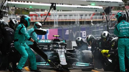 Lewis Hamilton nel momento cruciale del pit stop. Getty