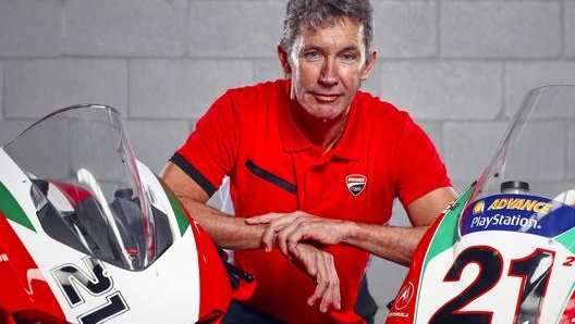 Troy Bayliss con la 996 e la speciale Panigale V2 che Ducati gli ha dedicato nell’anniversario del suo primo mondiale