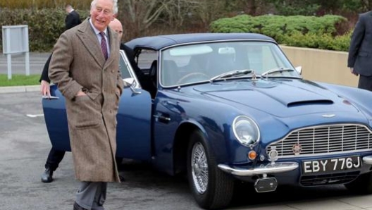 Carlo d'Inghilterra  davanti alla Aston Martin DB6 Convertible