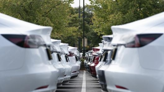 Un piazzale pieno di vetture elettriche pronte per essere vendute a Manchester. Ap