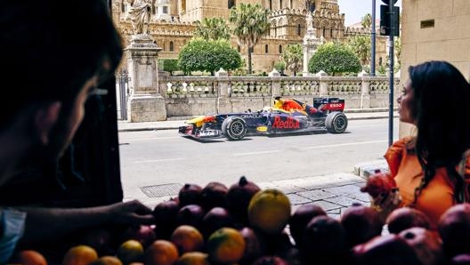 La RB7 di fronte alla Cattedrale. Red Bull Content Pool