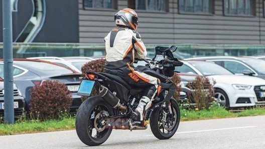 Una delle foto spia del prototipo Ktm.  Mcn