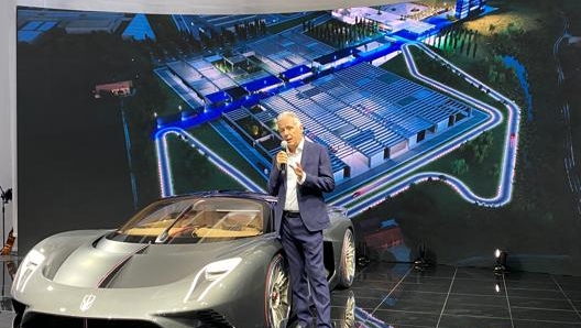 Alle spalle dell’ing. Roberto Fedeli il nuovo stabilimento e il circuito di prova che sarà costruito intorno alla fabbrica