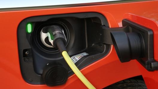 Alla prova delle strade attorno a Francoforte il sistema ibrido plug-in si è rivelato potente