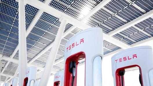 Elon Musk ha ufficialmente reso accessibili i Supercharger anche alle auto della concorrenza