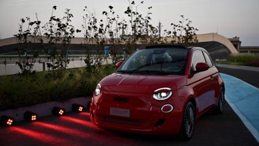 La Fiat 500 (Red) sulla rinnovata pista del Lingotto a Torino. Afp