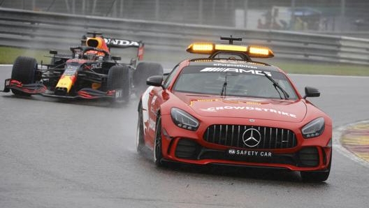 La safety car, vera protagonista del GP di Spa, che precede il vincitore Verstappen