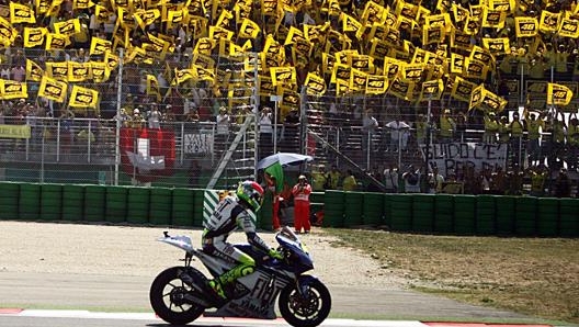 Rossi festeggiato a Misano nel 2008. Ansa