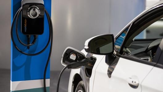 In meno di 20 giorni sono stati prenotati circa 45 milioni tra bonus per auto elettriche e plug-in. Ansa