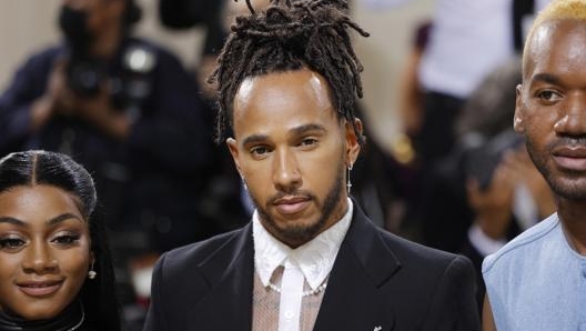 Hamilton sul red carpet del Met Gala di New York. Epa