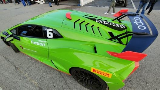 Una delle esclusive Lamborghini Huracan nel paddock. Foto scattata con Oppo Reno 6 Pro 5G con funziona grandangolo 0.6