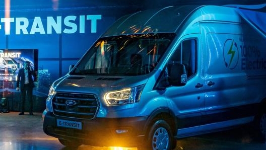 Il momento dell’unveiling ufficiale per il Ford E-Transit